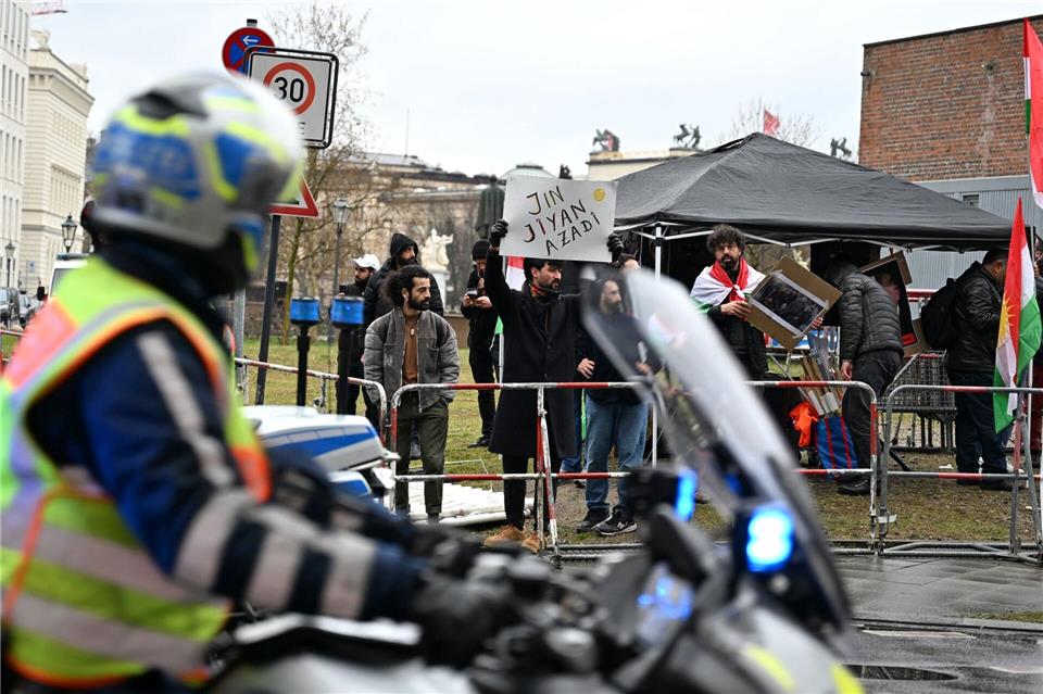 Aus Anlass des Berlin-Besuchs des syrischen Übergangspräsidenten Ahmed al-Scharaa gab es Proteste. Elisa Schu/dpa