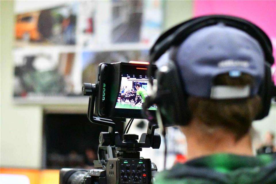 Aus Borken in die deutschen Wohnzimmer: Doch damit bei den heimischen Zuschauern ein perfektes Bild ankommt, bedarf es in der Mergelsberg-Halle einiges an Technik, Vorbereitung und Expertise.