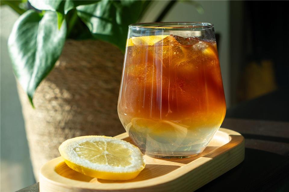 Aus Cold Brew Kaffee lassen sich auch Cocktails mixen, etwa zusammen mit Tonic mit Zitrone.Coffee Circle/dpa-tmn