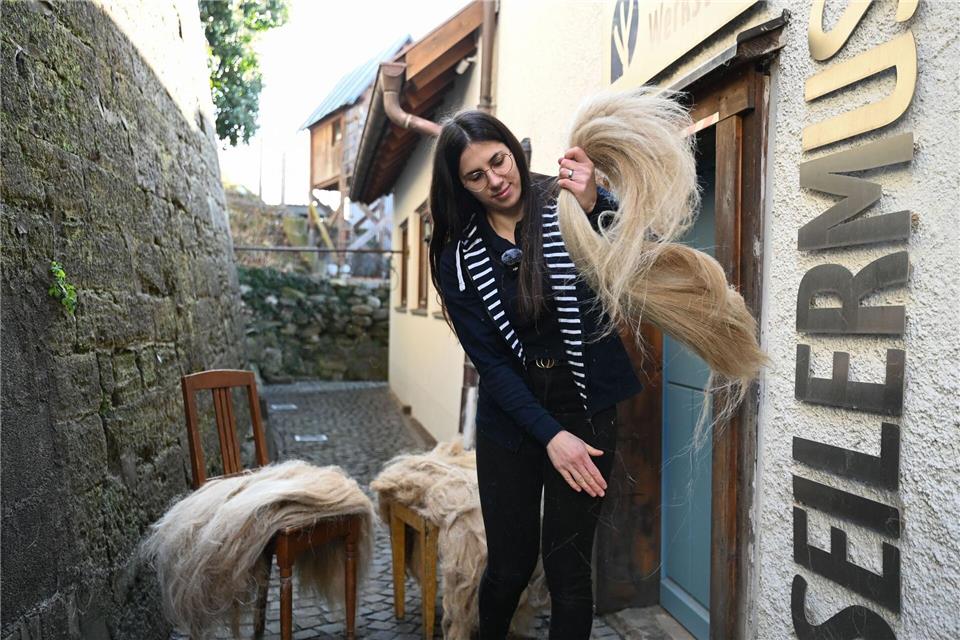 Aus Flachs werden die Peitschen hergestellt. Der Flachs wird von Sophie Muffler zu Garn gesponnen, der später zur Karbatsche geflochten wird.Katharina Kausche/dpa
