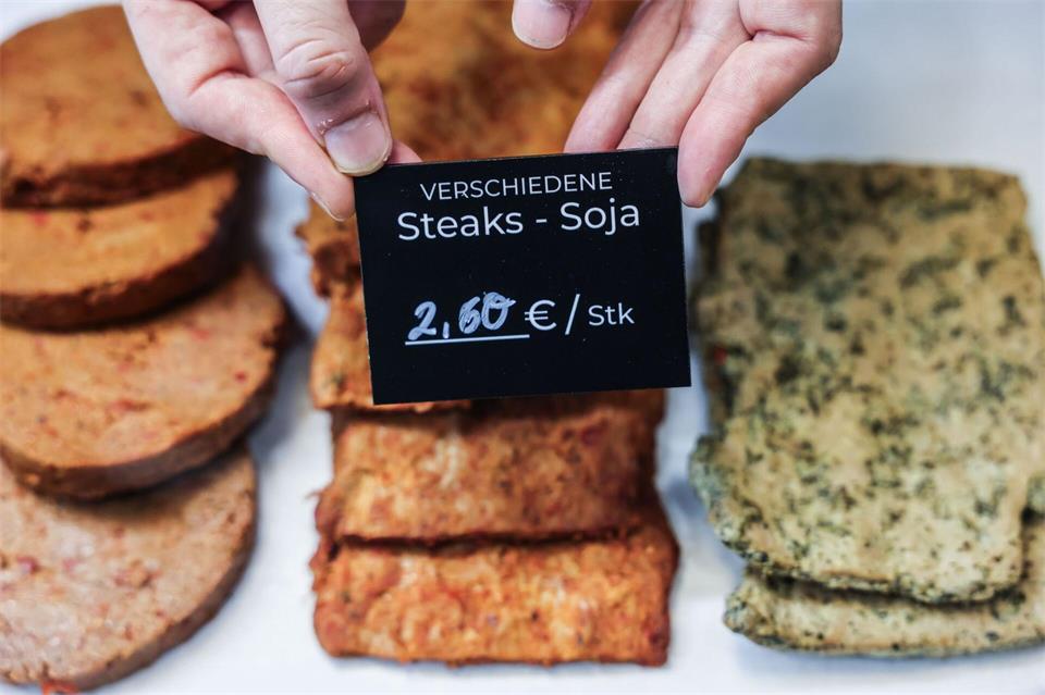 Aus Fleischalternativen beispielsweise mit Soja lassen sich feierliche Menüs zaubern. (Symbolbild) Oliver Berg/dpa