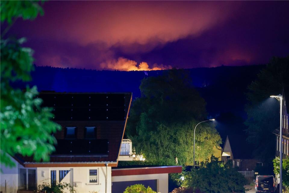 Aus Kalterherberg waren die Flammen in der Nacht zu sehen. Thomas Banneyer/dpa