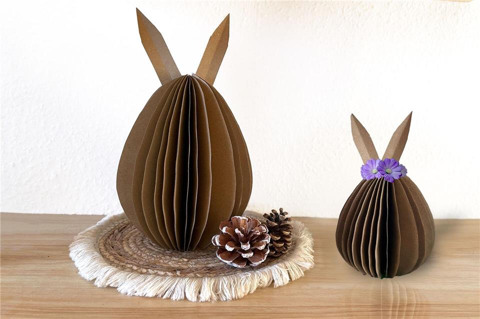 Aus Kraft- oder Tonpapier lassen sich schnell 3D-Osterhasen basteln.DIY Academy/dpa-tmn