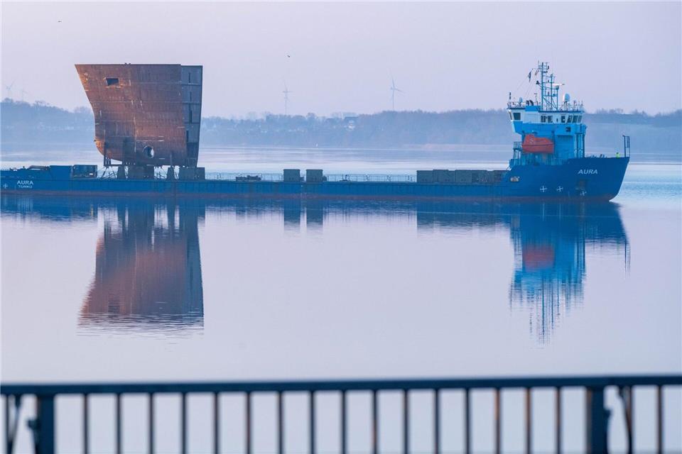 Aus Litauen kam ein großer Block des künftigen Fischereiforschungsschiffes „Walther Herwig“ nach Stralsund.Stefan Sauer/dpa