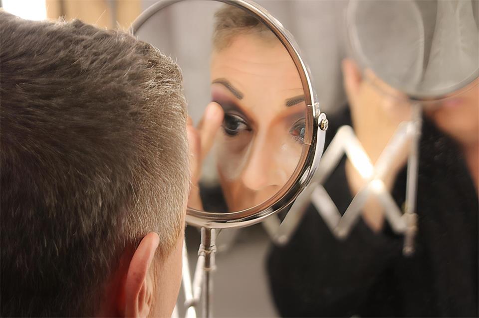 Aus Michael wird Maria: Michael Koch hat früh erkannt, dass er gerne eine Travestiekünsterlin sein will. Er braucht in der Garderobe rund eine Stunde um sich zu verwandeln, innerlich und äußerlich.