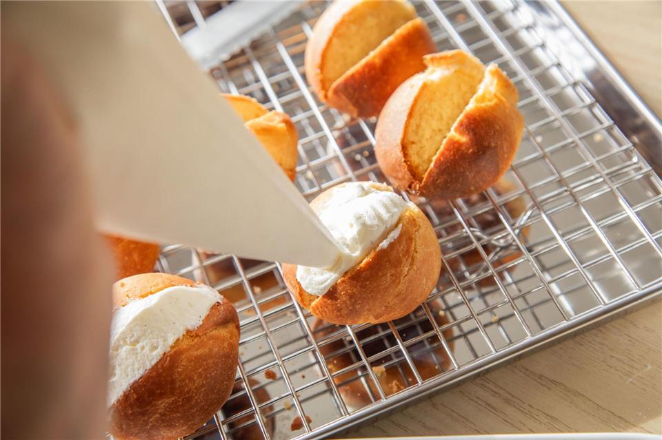 Aus Puderzucker, echter Vanille und Vollrahm wird die Creme hergestellt, die als Füllung in die herausgeschnittenen Slots der Maritozzo Romano gefüllt wird. Christin Klose/dpa-tmn