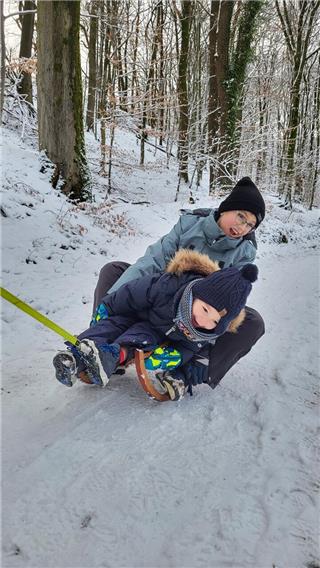 Aus Ramsdorf gibt es dieses wunderbare Bild. Kathrin Bonhoff schreibt dazu: Da ich finde, dass gerade die Kids so viel Freude über den Schnee haben und unser dreijähriger Sohn Malte zum ersten Mal wirklich Schnee sieht, schicke ich mal ein Foto vom Schlittenfahren rüber. Aber auch unser neunjähriger Sohn Julius lässt sich das Rodeln natürlich nicht nehmen."