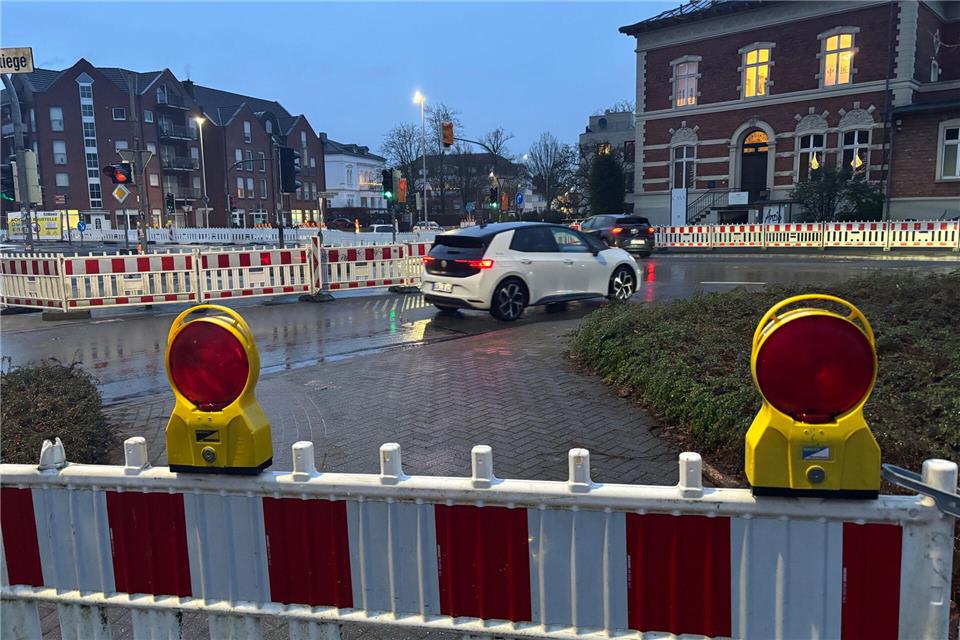 Aus Richtung Heiden wird der Verkehr ohne Ampel um die Baustelle geleitet. Den Fußgängerüberweg hat die Stadt Borken an dieser Stelle seit gestern Nachmittag dichtgemacht und weiter in Richtung Wasserstiege verlagert.