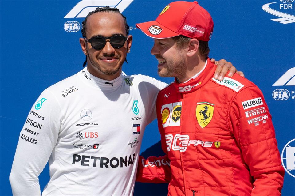 Aus Rivalität wurde Freundschaft: Lewis Hamilton (l) und Sebastian Vettel. (Archivbild) Paul Chiasson/The Canadian Press/AP/dpa