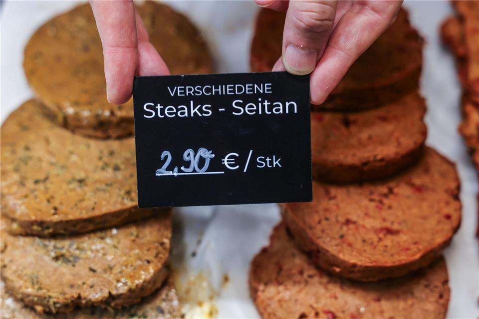 Aus Seitan - also hauptsächlich aus Weizen-Eiweiß - bestehende Scheiben dürfen künftig nicht mehr „Steak“ heißen. (Symbolbild)Oliver Berg/dpa