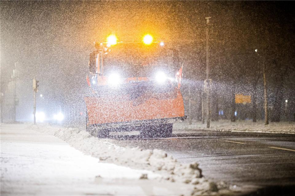 Aus Sicherheitsgründen bleiben Busse in den Depots.Moritz Frankenberg/dpa