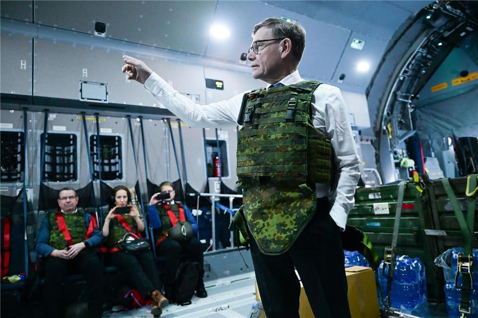 Aus Sicherheitsgründen flog Wadephul mit einem Transportflugzeug der Bundeswehr. Sebastian Christoph Gollnow/dpa