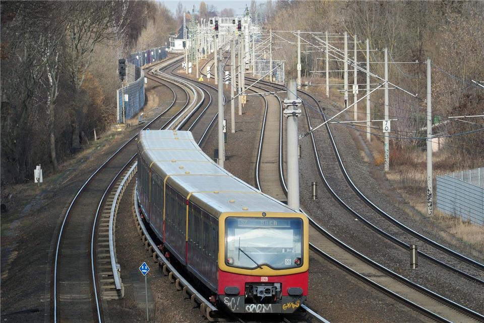 Aus Sicherheitsgründen wird die S-Bahn bei Großveranstaltungen künftig nicht am S-Bahnhof Tempelhof halten. (Archivbild) Soeren Stache/dpa-Zentralbild/dpa
