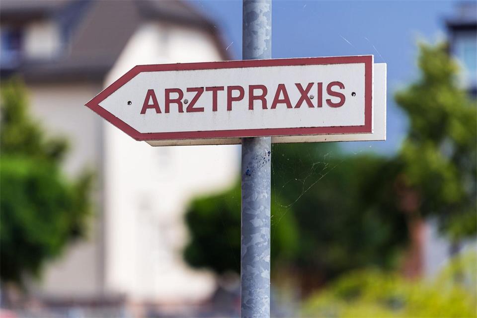 Aus Sicht der Landesärztekammer Hessen sollten Arztpraxen auch direkte Kontaktmöglichkeiten weiterhin anbieten. (Symbolbild)Soeren Stache/dpa-Zentralbild/dpa