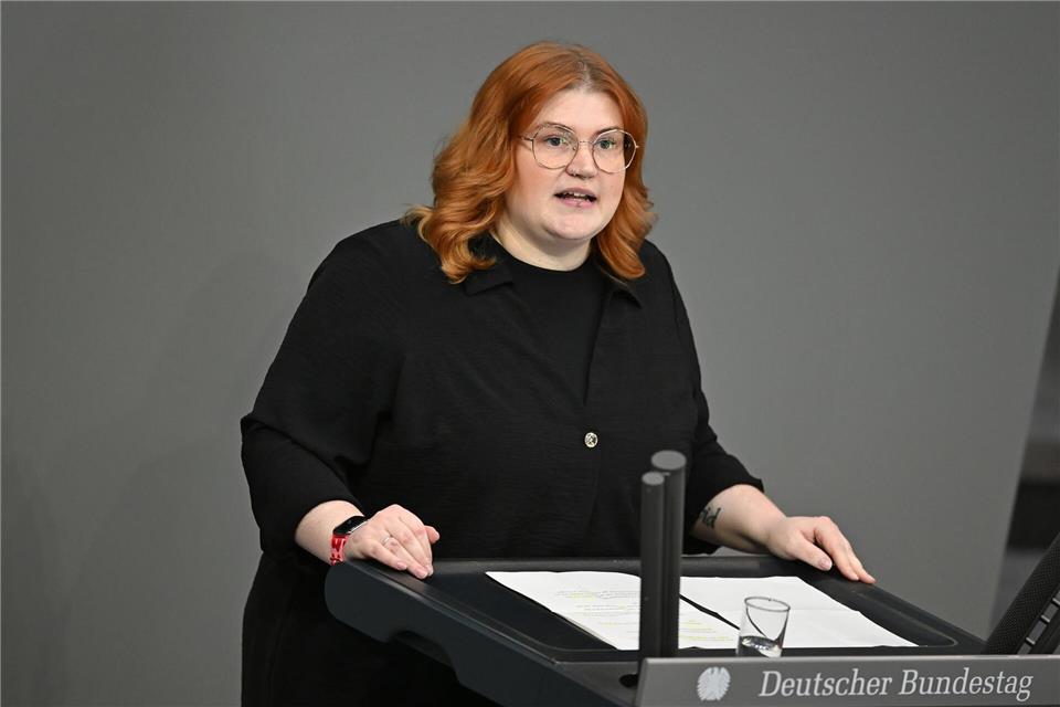 Aus Sicht der Linken-Rentenexpertin Sarah Vollath sind die großen Unterschiede zwischen Beamtenpensionen und Renten ungerecht. (Archivbild)Elisa Schu/dpa