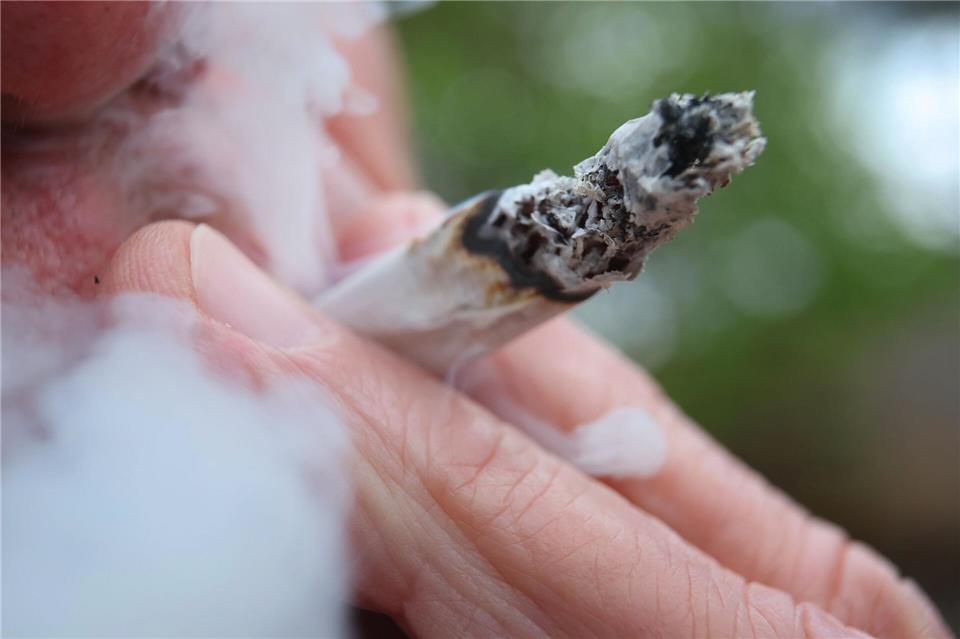 Aus Sicht der hessischen Polizei ist die Einhaltung von Cannabis-Verbotszonen nur schwer zu überwachen. (Symbolbild) Karl-Josef Hildenbrand/dpa