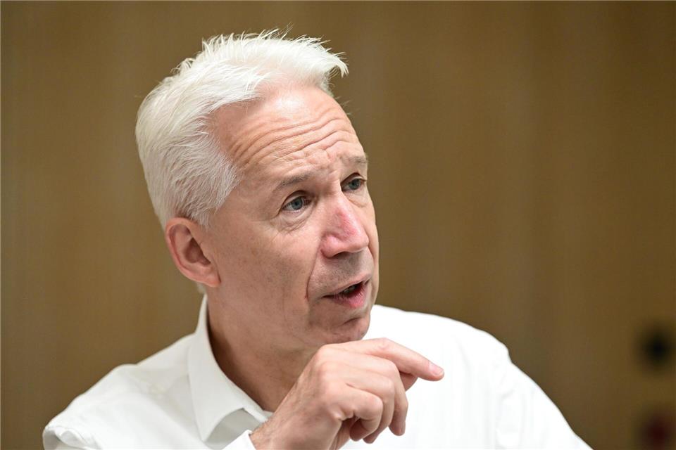 Aus Sicht des Bildungsverbands greift die Diskussion über Störsender, Sperren und Kontrollinstrumente zu kurz.(Archivbild)Bernd Weißbrod/dpa