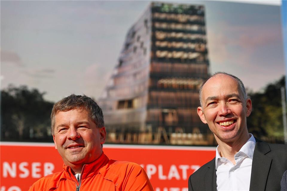 Aus Sicht von Ministerpräsident Sven Schulze (links) ist allein der Bau des Zukunftszentrums Werbung für Halle. Jan Woitas/dpa