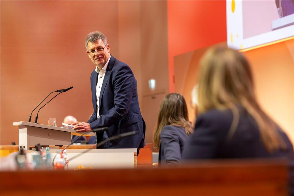 Aus Sicht von Präsident Thomas Weikert steht der DOSB geschlossen hinter einer Olympia-Bewerbung - egal, welcher Kandidat es am Ende wird.Helmut Fricke/dpa