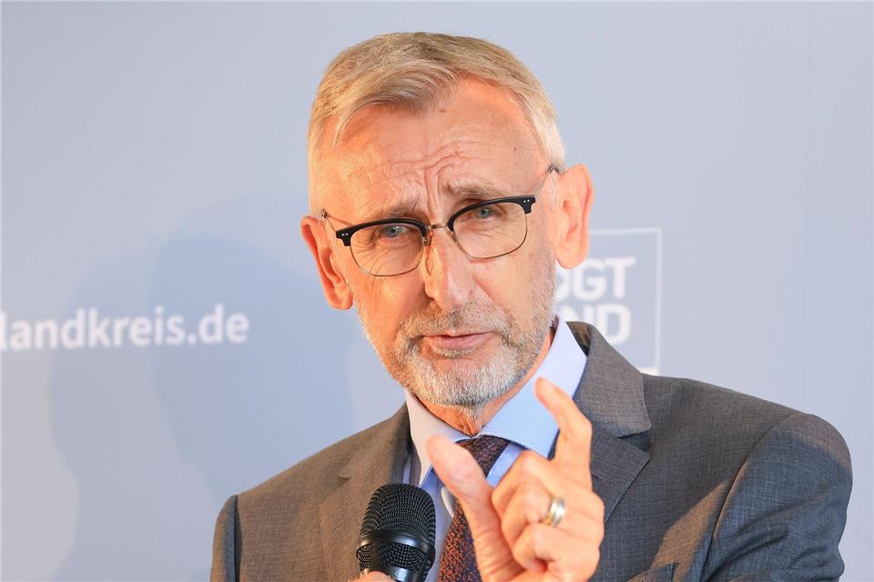 Aus Sicht von Sachsens Innenminister, Armin Schuster (CDU), ist die Kategorie „Verfassungsschutzrelevante Delegitimierung des Staates“ ein Auslaufmodell. (Archivfoto) Jan Woitas/dpa