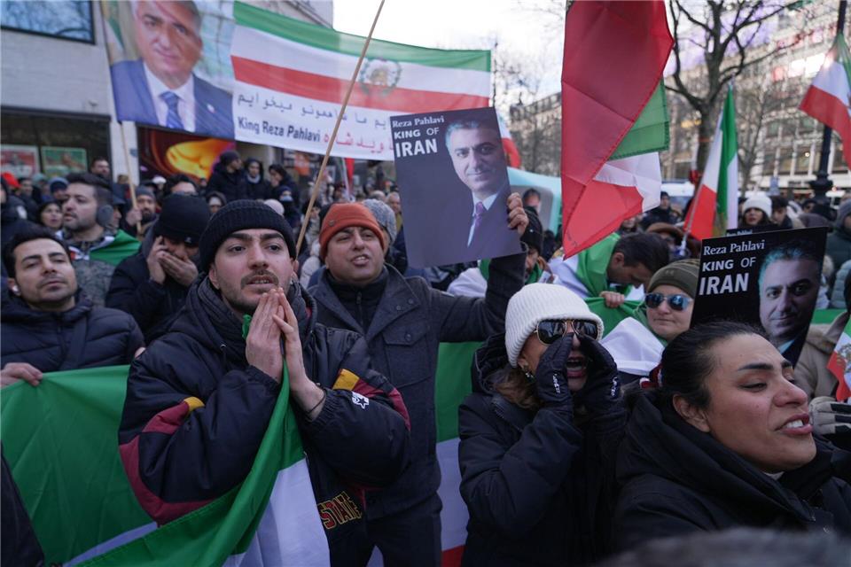 Aus Solidarität mit den Demonstranten im Iran gingen auch in Berlin und Frankfurt am Main Menschen auf die Straße.Sven Kaeuler/dpa