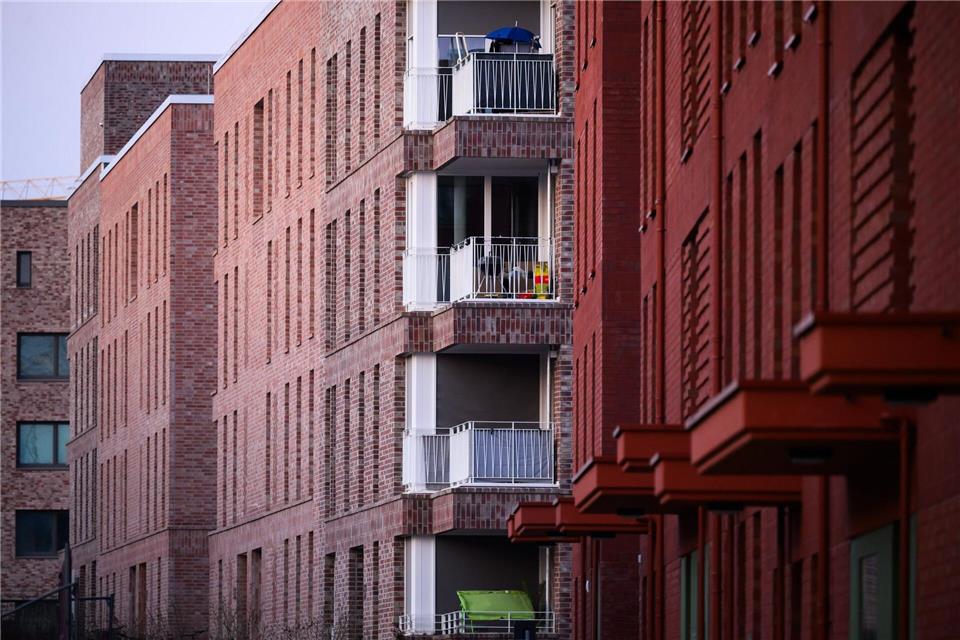 Aus Sorge um die Konjunktur halten sich gerade Geringverdiener am Immobilienmarkt zurück. (Symbolbild)Julian Stratenschulte/dpa