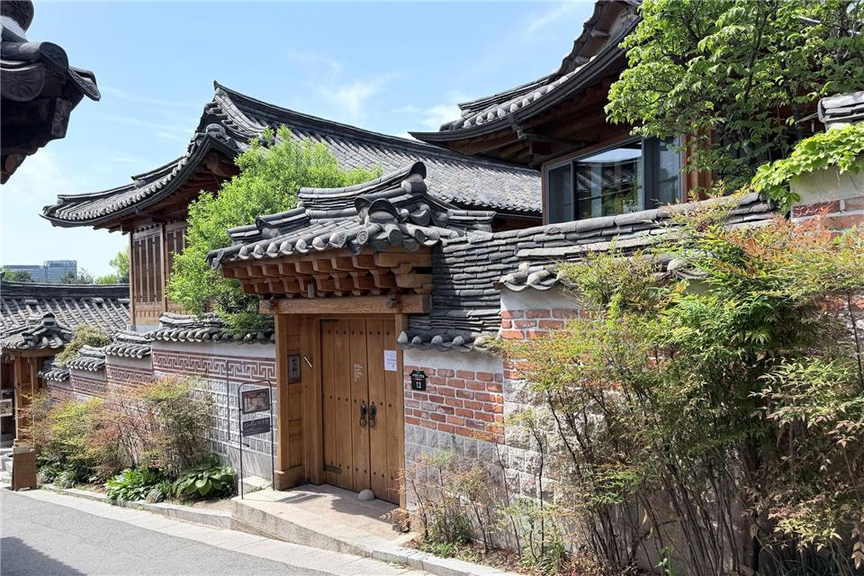 Aus Stein, Holz, Erde und Reispapier erbaut: Die traditionellen Hanok-Häuser aus der Joseon-Dynastie sind noch immer bewohnt.Annette Meinke-Carstanjen/dpa-tmn