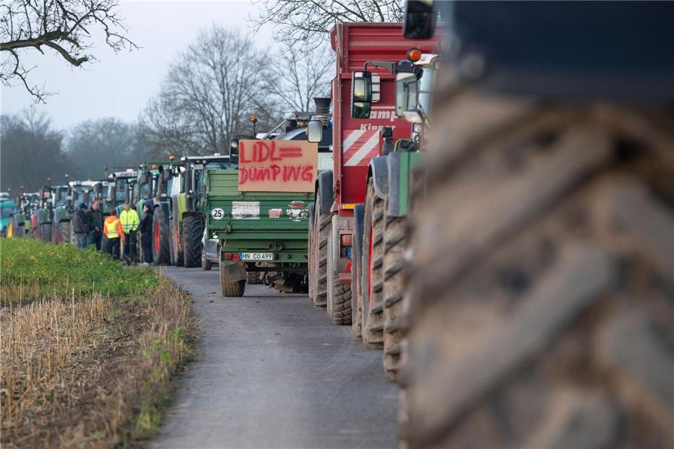 Aus Verärgerung über die Preispolitik des Discounters Lidl sind Landwirte wieder zu Treckerdemonstrationen gestartet. Marijan Murat/dpa