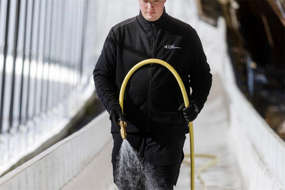 Aus Wasser wird Kunsteis für Rodeln und Skeleton - Saisonvorbereitungen im Eiskanal Oberhof.Michael Reichel/dpa