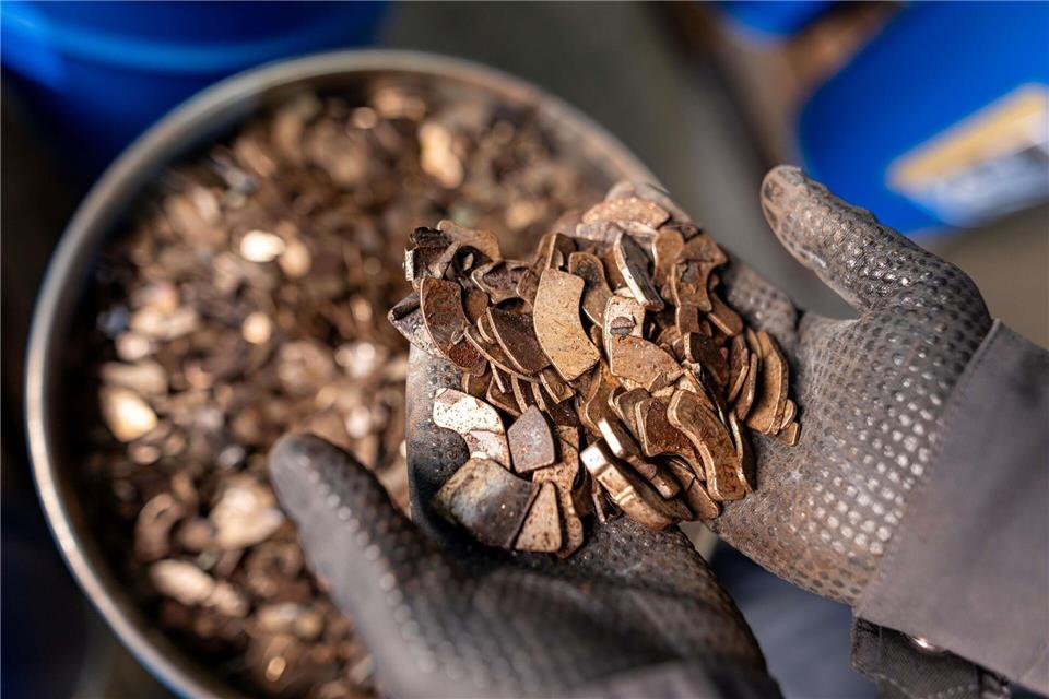 Aus ausgedienten Hochleistungs-Magneten beispielsweise aus Elektroantrieben und Windkraftturbinen werden im Werk der Heraeus-Tochter Remloy in Bitterfeld (Sachsen-Anhalt) seltene Erden gewonnen.Steffen Runke/Heraeus/dpa