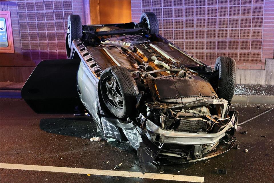 Aus bisher ungeklärter Ursache fuhr das Auto gegen einen Bordstein und prallte dann gegen die Tunnelwand. Ralf Hettler/dpa