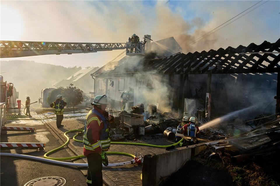 Aus bisher ungeklärter Ursache ist eine Dachdeckerfirma in Sessenbach in Brand geraten.Thomas Frey/dpa