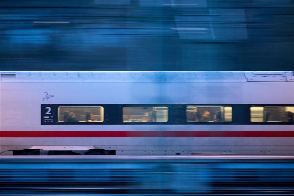 Aus bislang ungeklärter Ursache kam der Zug nicht rechtzeitig zum Stehen und prallte gegen den Prellbock. (Symbolbild) Marijan Murat/dpa