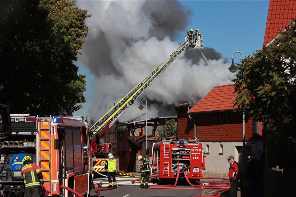 Großeinsatz der Feuerwehr wegen brennender Scheune Aus bislang ungeklärter Ursache kam es zu dem Brand. Matthias Bein/dpa