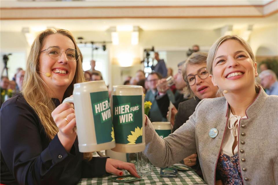 Aus dem Bundestag nach Landshut: Grünen-Fraktionschefin Katharina Dröge (l.) besucht den Politischen Aschermittwoch ihrer Partei.Daniel Löb/dpa