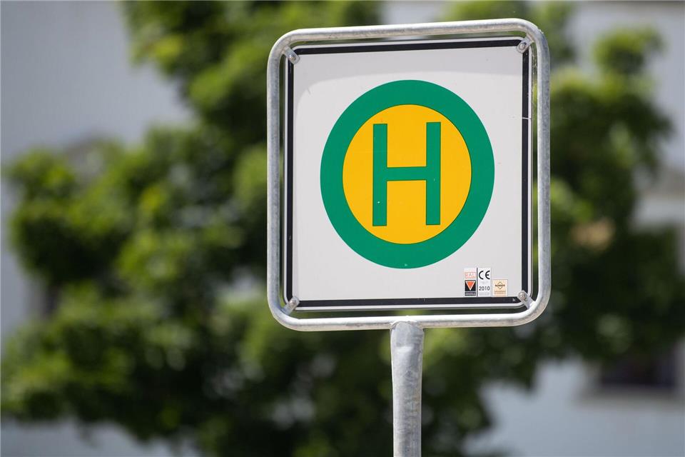 Aus dem Bus ging es für einen Passagier ins Krankenhaus. (Symbolbild)Marijan Murat/dpa