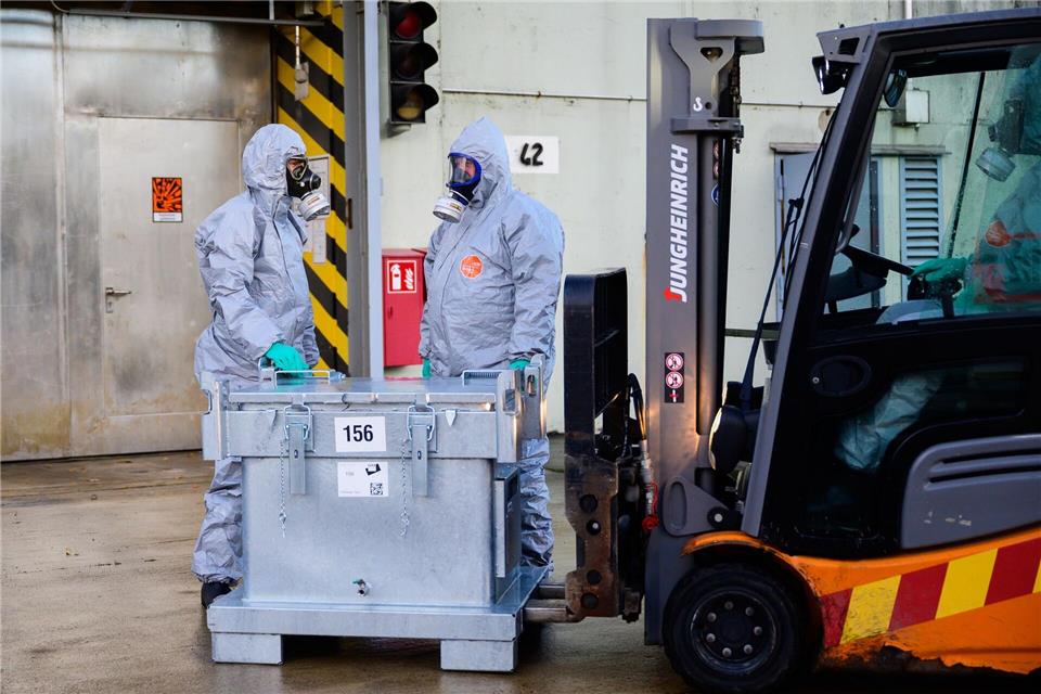 Aus dem Dethlinger Teich werden Tausende chemische Waffen von der Wehrmacht geborgen - die Geka vernichtet sie.Philipp Schulze/dpa