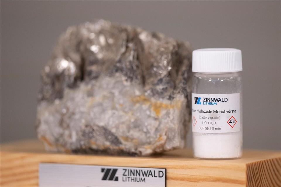 Aus dem Festgestein unter dem Altenberger Ortsteil Zinnwald will das Unternehmen Zinnwald Lithium die seltene Erde für Smartphones und E-Autos gewinnen. (Archivbild)Sebastian Kahnert/dpa