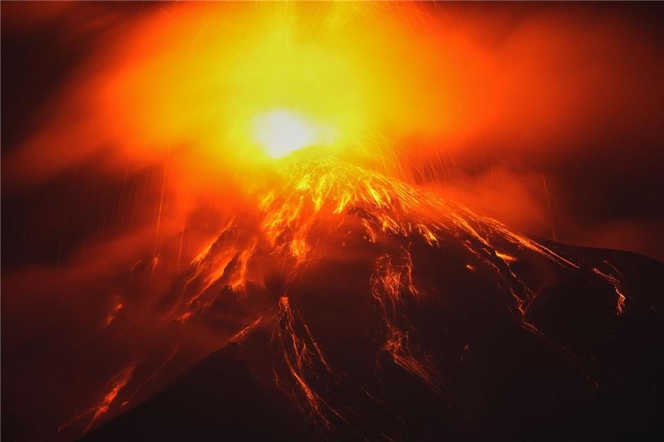 Aus dem Krater des Feuervulkans fließt Lava.Moises Castillo/AP/dpa