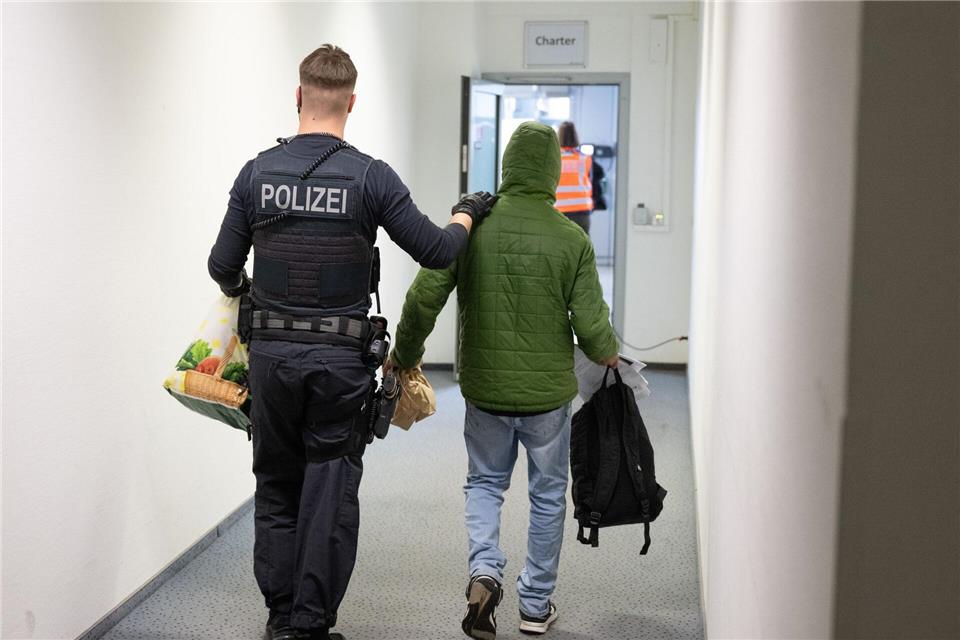 Aus dem Südwesten bearbeitet der Sonderstab Gefährliche Ausländer derzeit knapp 900 Fälle von Kriminellen oder gefährlichen Menschen, darunter zahlreiche schwere Straftäter. (Archivbild)Boris Roessler/dpa