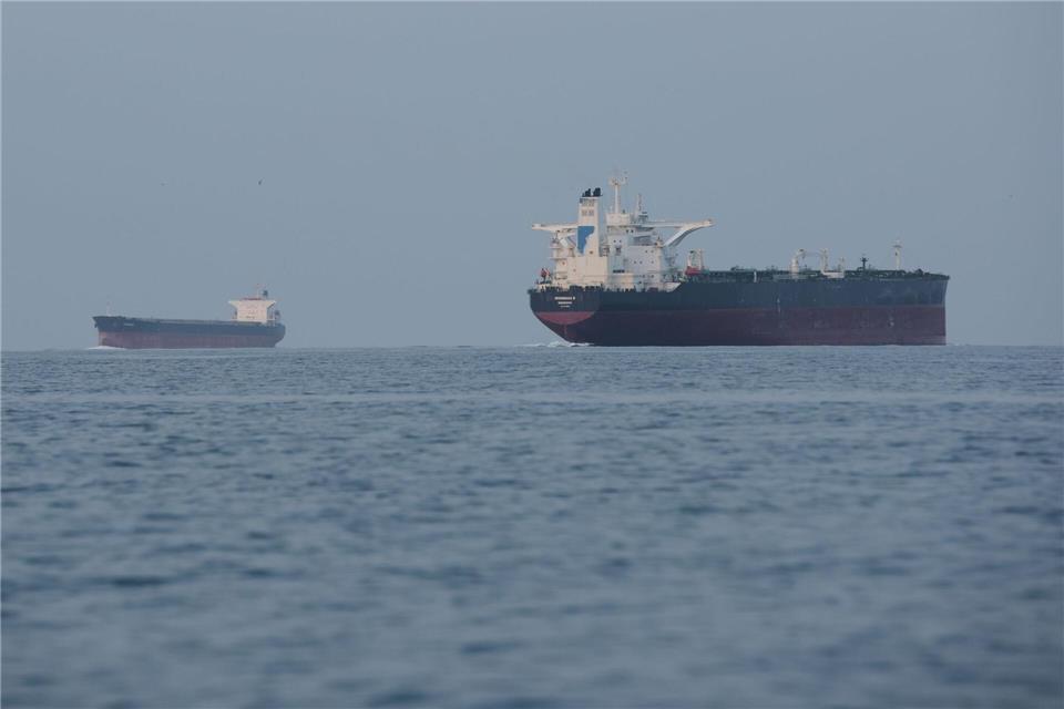 Aus dem Takt geratene Logistikketten und hohe Preise für Energie und Rohstoffe infolge des Iran-Kriegs machen der Wirtschaft zu schaffen. (Symbolbild) Asghar Besharati/AP/dpa