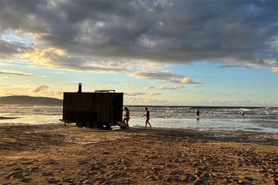 Aus dem Wasser in die Sauna - und dann wieder ins Wasser. Kein Problem in der Hotbox an der nordirischen Küste.Anna Isaksson/Hotbox/dpa-tmn