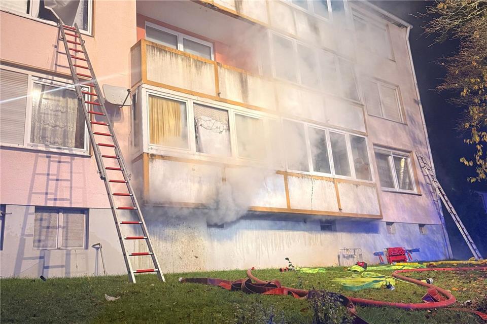 Kellerbrand in Detmold: Feuerwehr evakuiert 31 Bewohner Aus dem brennenden Mehrparteienhaus sind 31 Menschen gerettet worden.C.Rieks/Feuerwehr Detmold/dpa