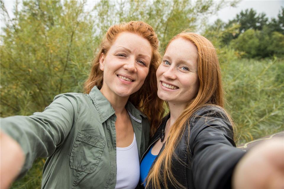 Aus den Augen verloren und nach Jahren wiedergefunden. Es klappt in rund jedem dritten Fall, dass man eine alte Freundschaft wiederbelebt, so der Test eines Freundschaftsexperten. picture alliance / dpa Themendienst