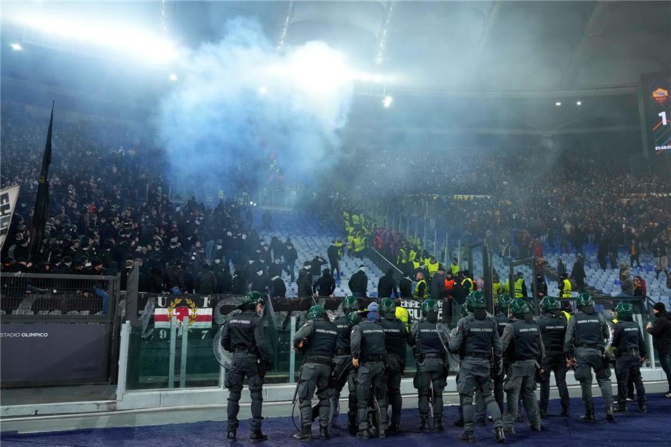 Aus den Blöcken von Eintracht und Rom flogen Böller. Giuseppe Maffia/dpa