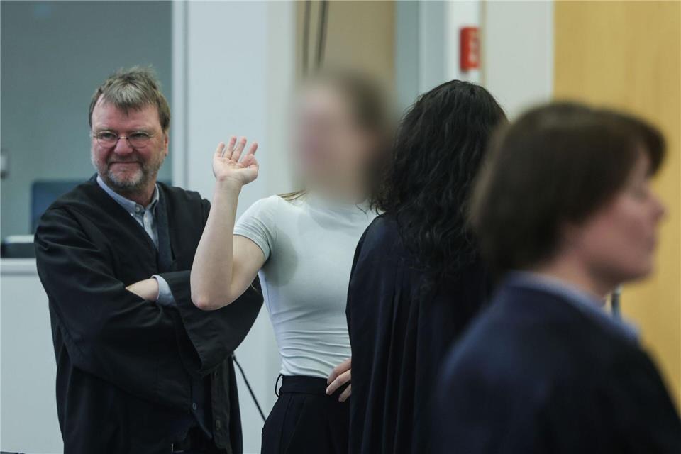 Aus den Reihen der Zuschauer kam es vor Prozessbeginn zu Sympathiebekundungen für die Angeklagten.Oliver Berg/dpa