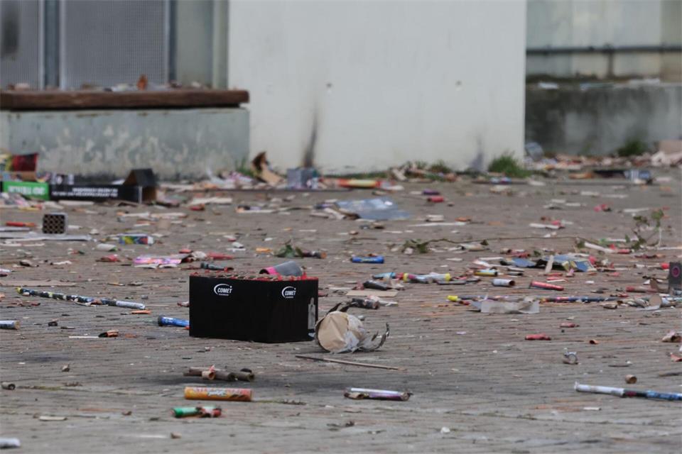 Aus den Verwaltungen fünf großer Thüringer Städte kommt eine deutliche Forderung nach mehr Polizeiunterstützung in den Silvesternächten. (Symbolbild)Bodo Schackow/dpa