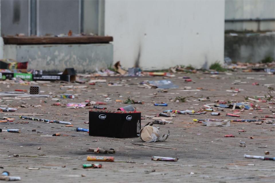 Aus den Verwaltungen fünf großer Thüringer Städte kommt eine deutliche Forderung nach mehr Polizeiunterstützung in den Silvesternächten. (Symbolbild)Bodo Schackow/dpa