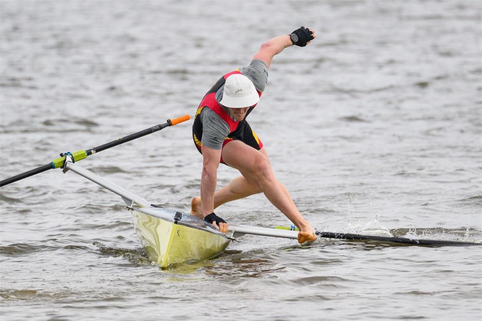 Aus den extra fürs Coastal Rowing gebauten Booten geht es nach dem Parcours zurück zum Strand. (Archivbild) Robert Michael/dpa