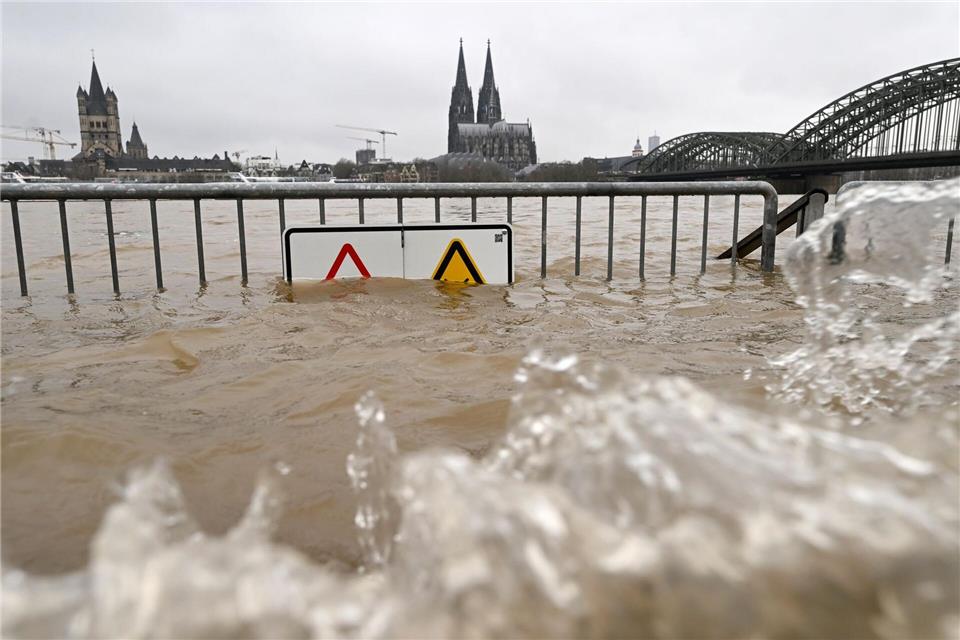 Aus der Ferne sind mitreißende Wasserfluten wie hier in Köln im Januar 2024 ein eindrucksvolles Naturschauspiel - solange man selbst nicht betroffen ist. (Archivbild)Roberto Pfeil/dpa